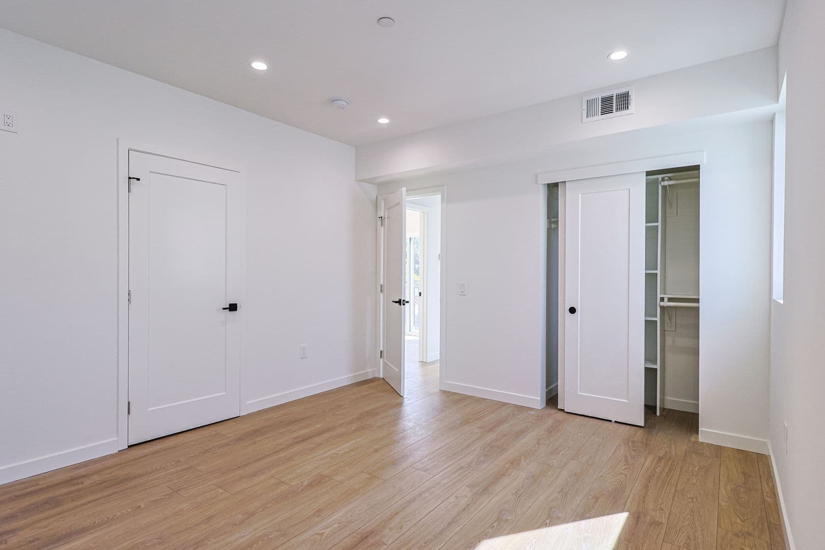 Los Angeles Apartment: 1227 N June St