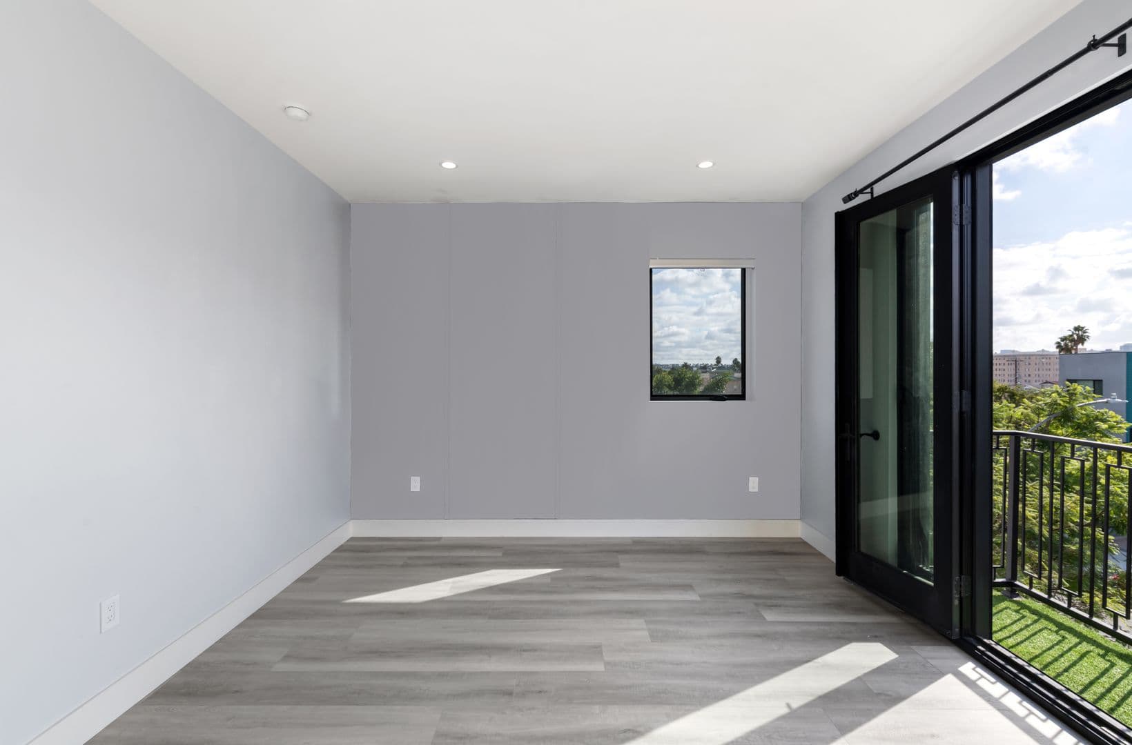 Los Angeles Apartment: 4815 Elmwood Ave