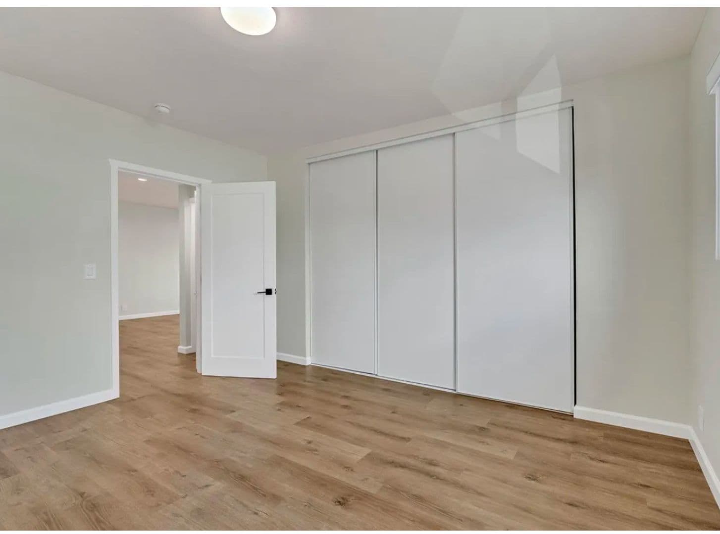 North Hollywood Apartment: 11720 Hamlin Street