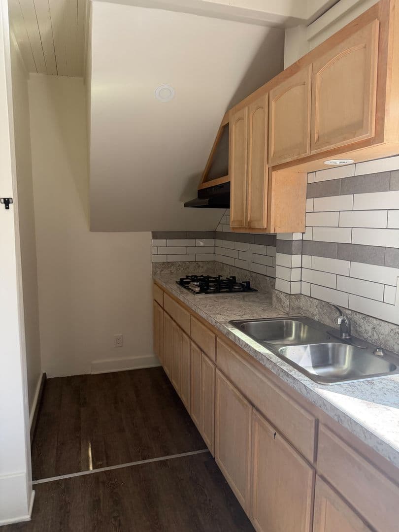 Los Angeles Apartment: 1112 Browning Blvd