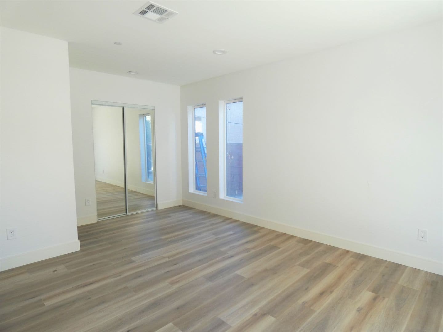 Los Angeles Apartment: 2042 S Burnside Ave