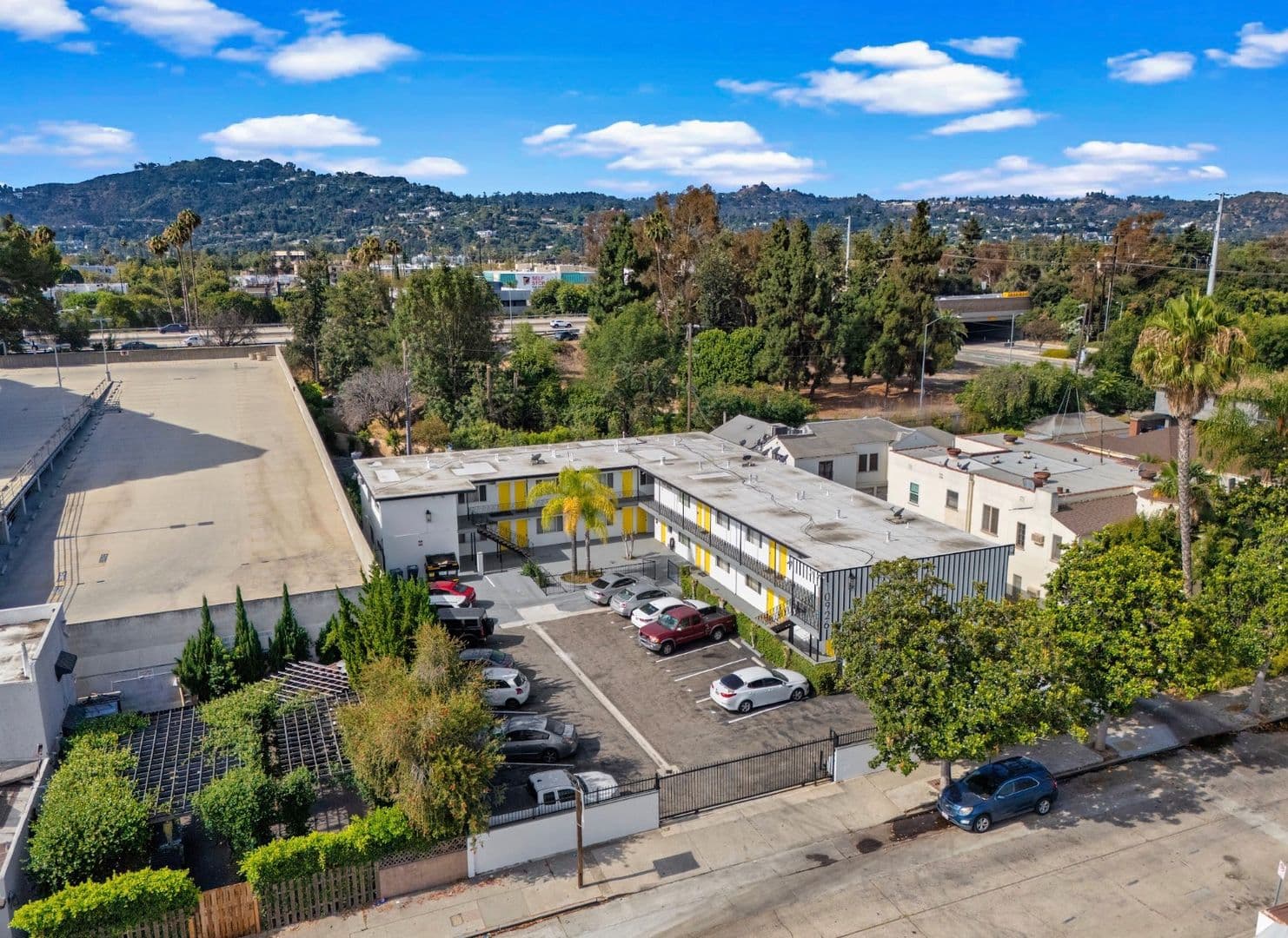 North Hollywood Apartment: 10926 Hortense St
