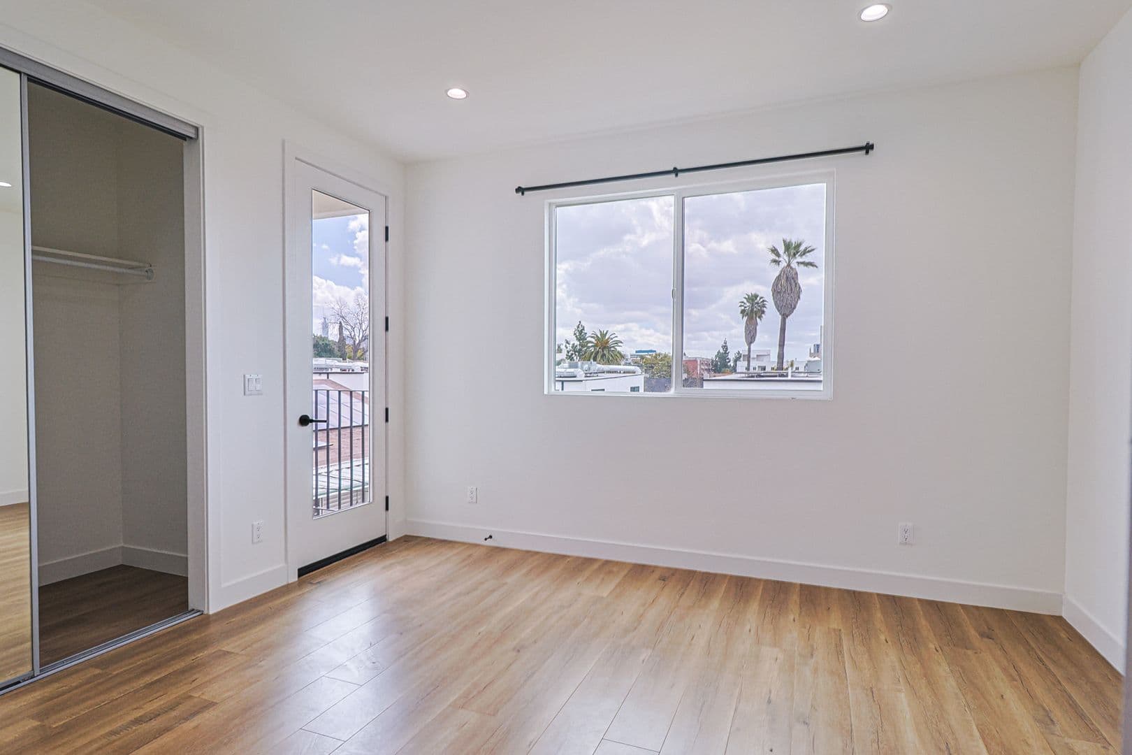 Los Angeles Apartment: 161 S Hoover St