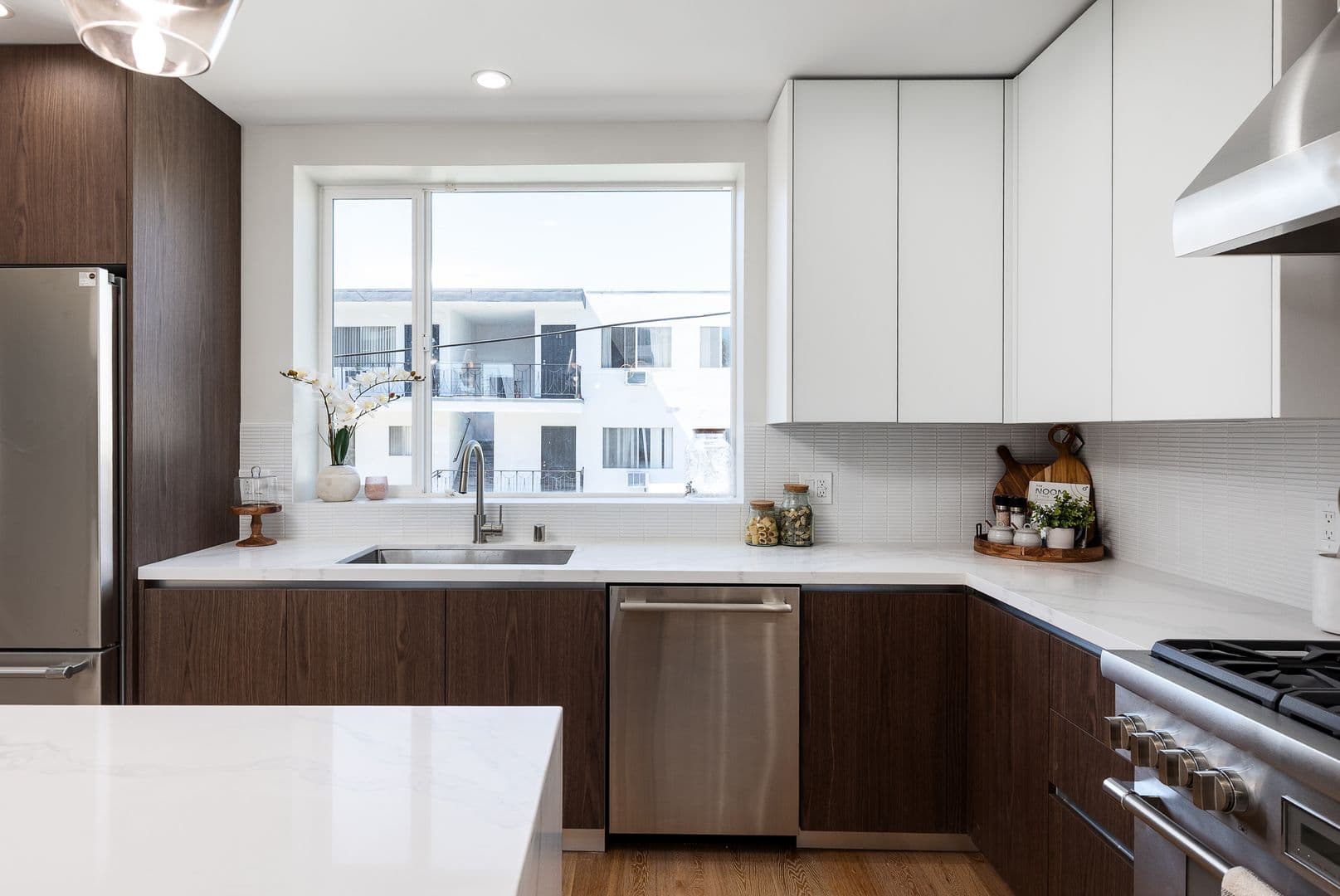 Los Angeles Apartment: 2820 Rowena Ave