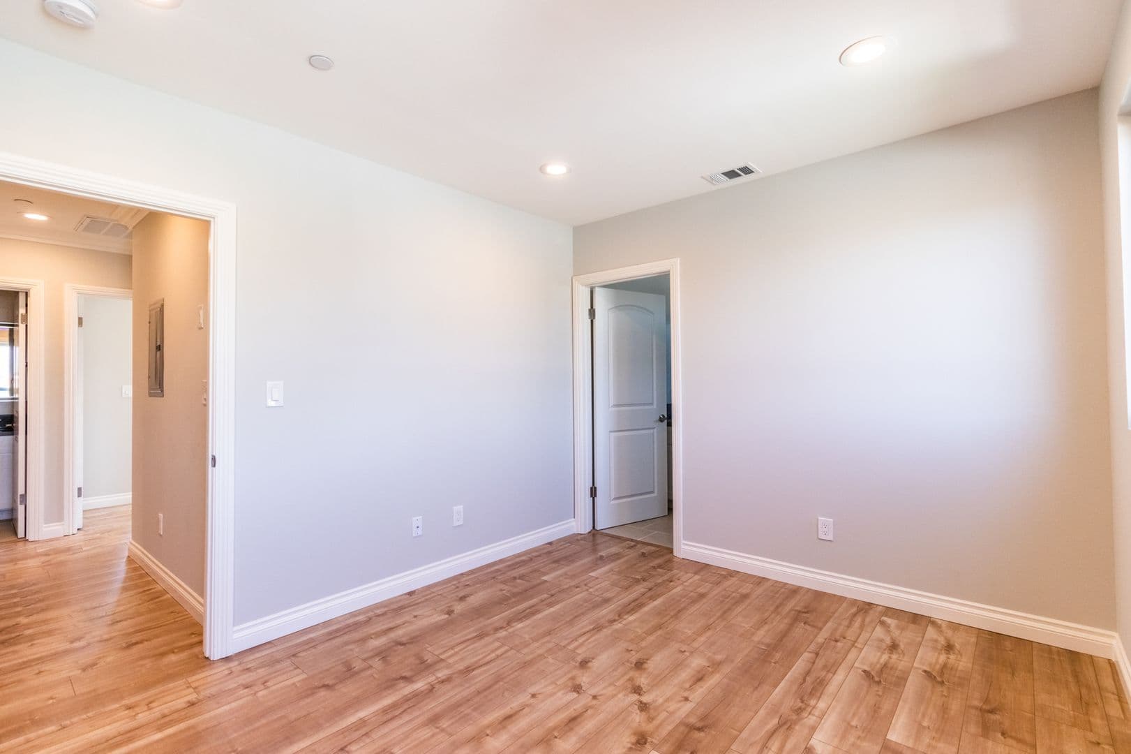 Los Angeles Apartment: 1737 S Longwood Ave