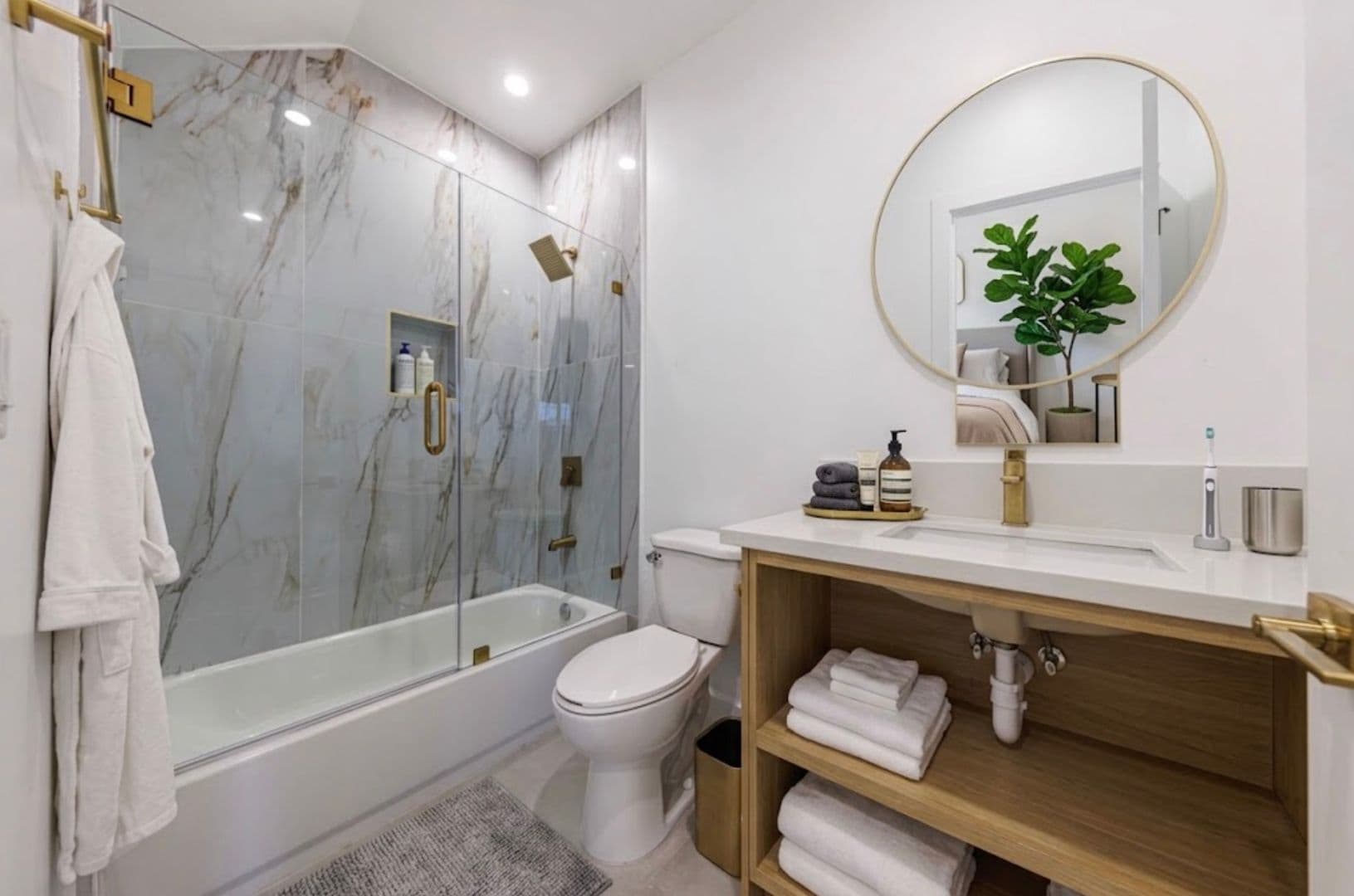 Sherman Oaks Apartment: 5931 Woodman Ave