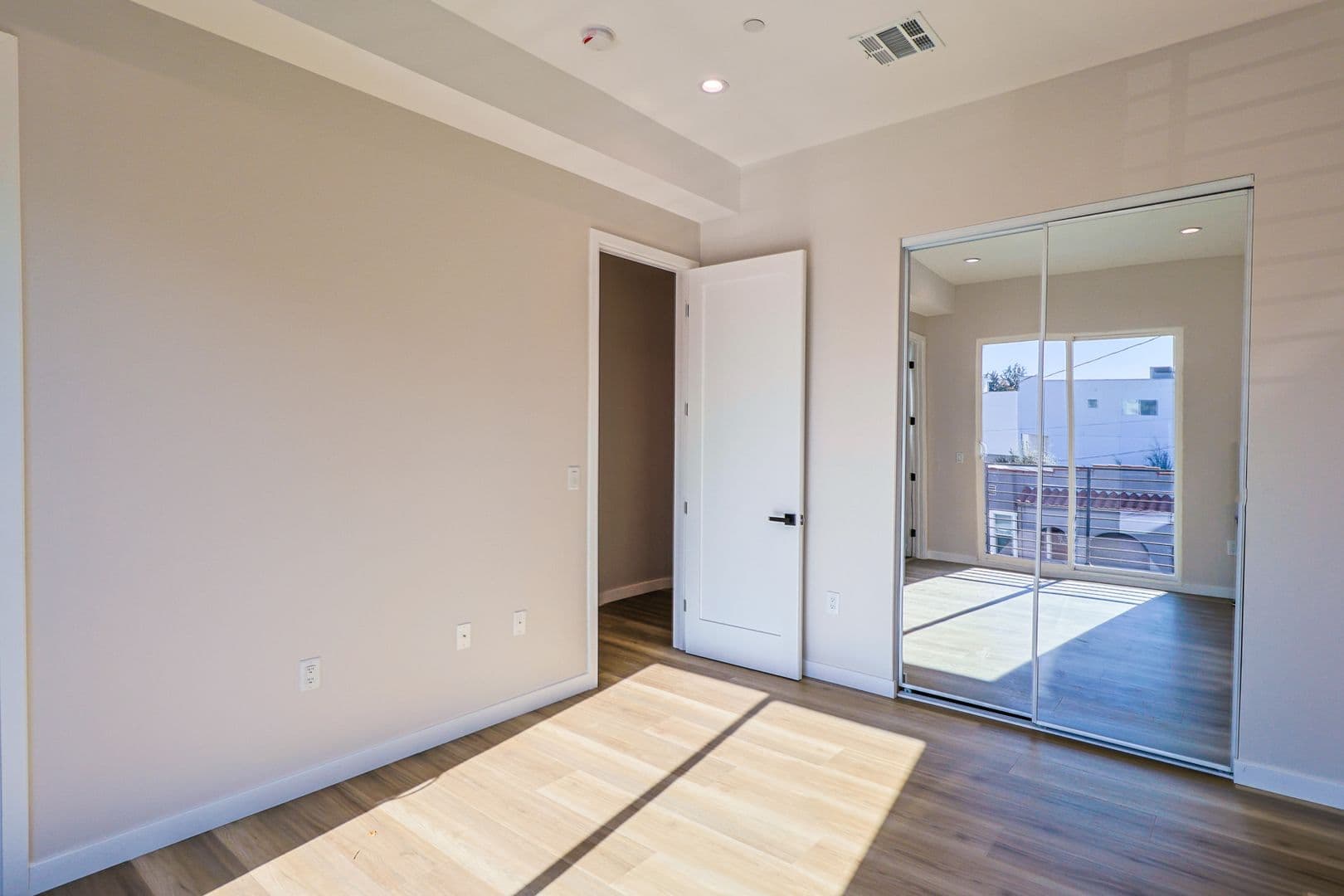 Los Angeles Apartment: 5517 Glennie Ln