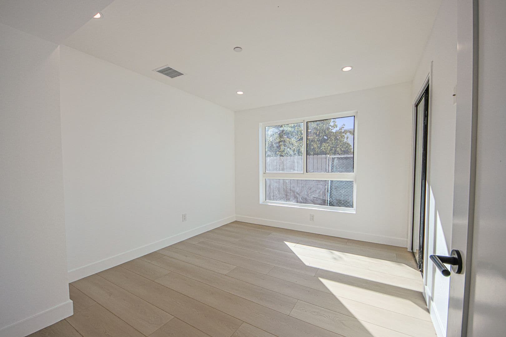 North Hollywood Apartment: 5709 Auckland Avenue
