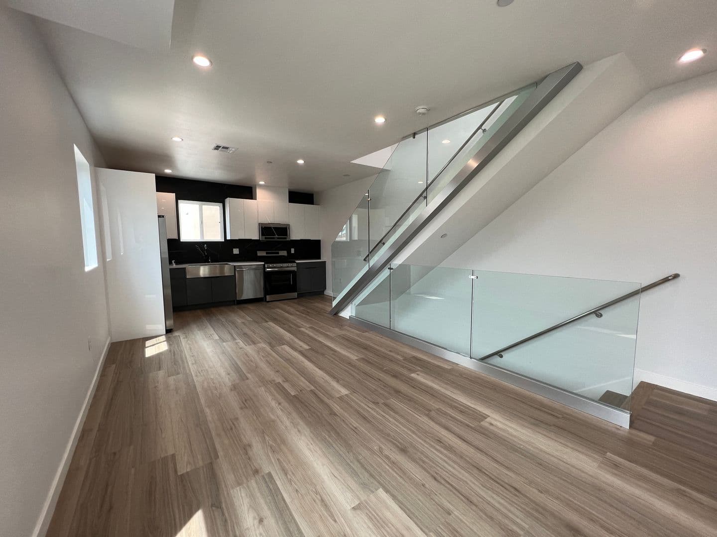 Los Angeles Apartment: 5526 Blackwelder St
