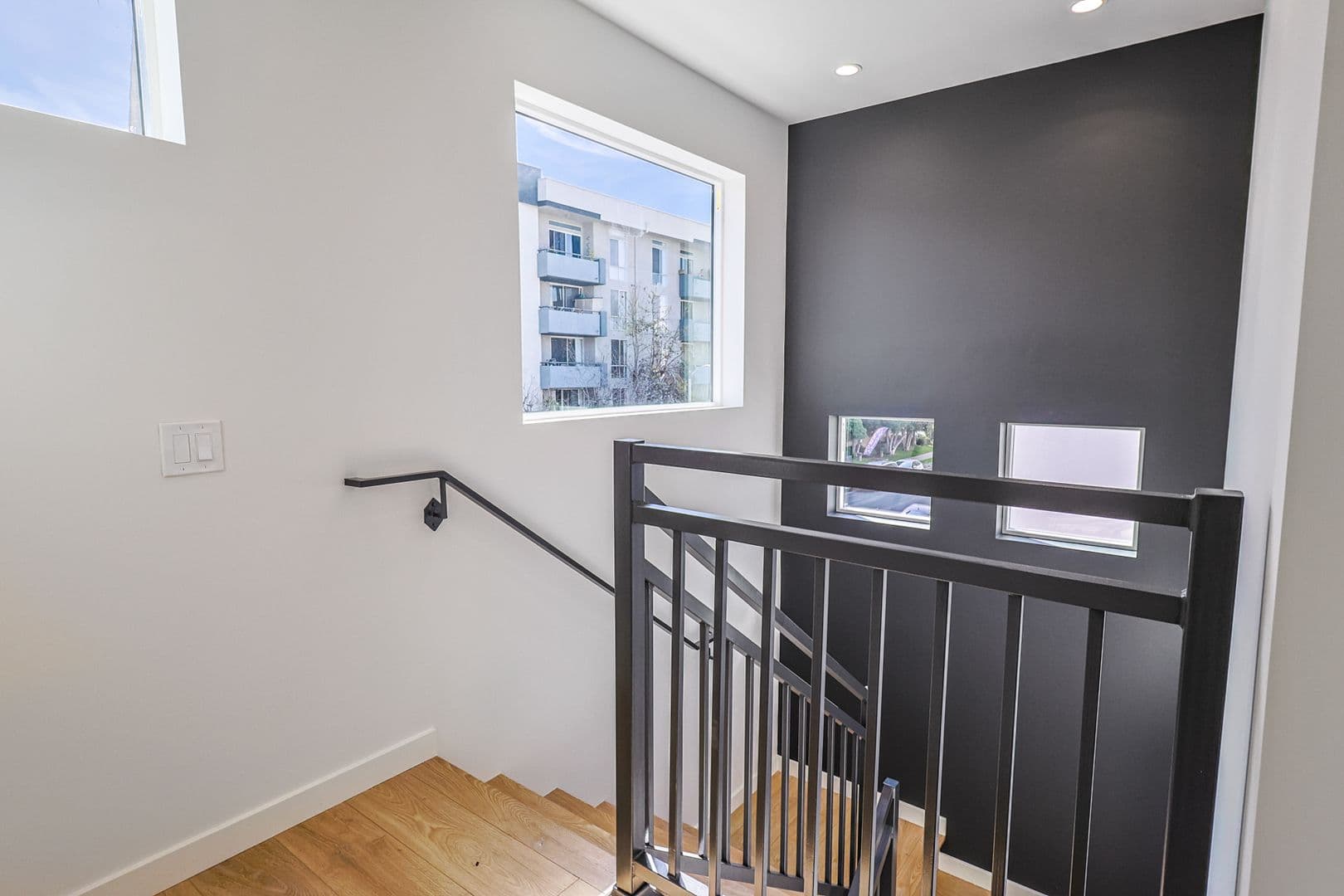 Los Angeles Apartment: 1227 N June St