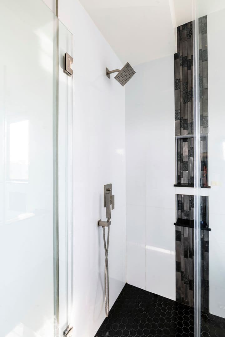 Los Angeles Apartment: 4815 Elmwood Ave
