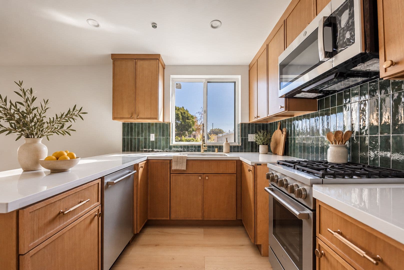 Los Angeles Apartment: 3442 West Blvd