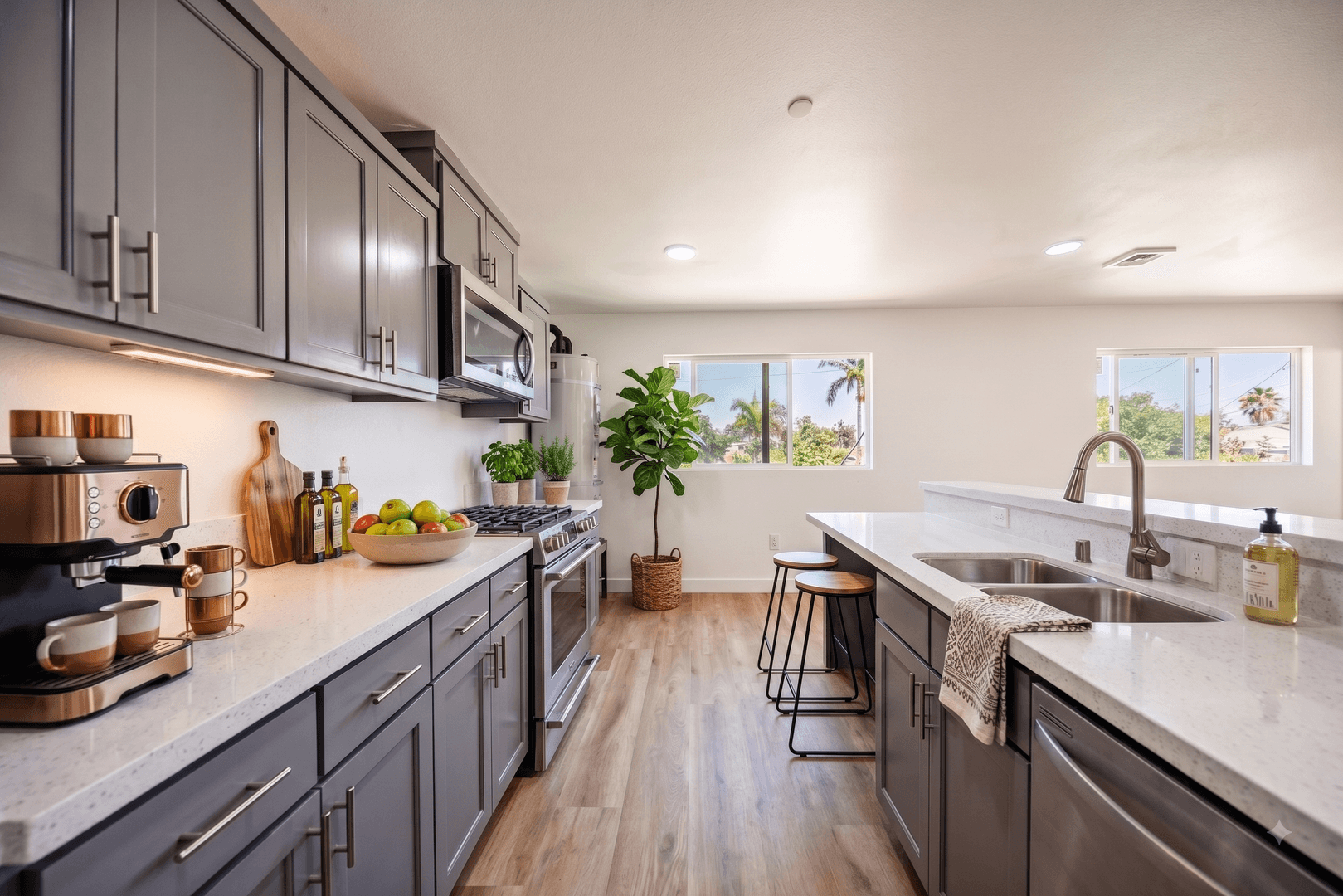 Los Angeles Townhome: 5327 Geer St