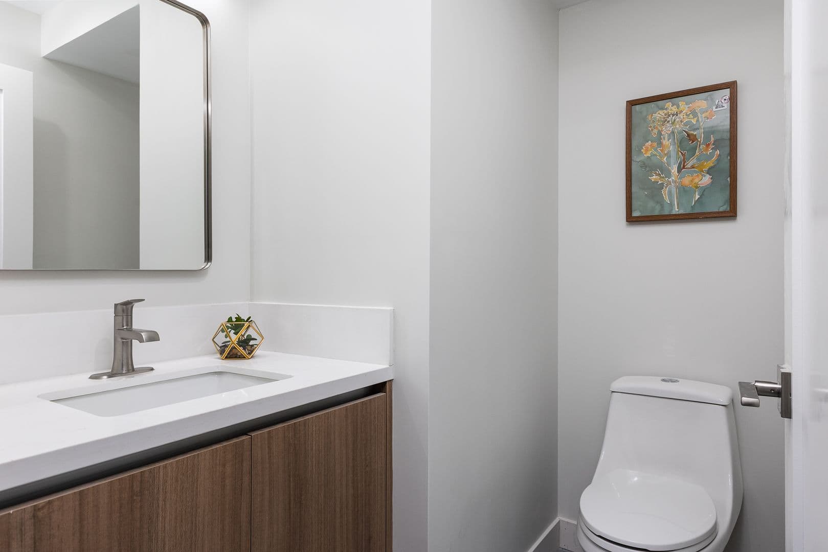 Los Angeles Apartment: 2820 Rowena Ave