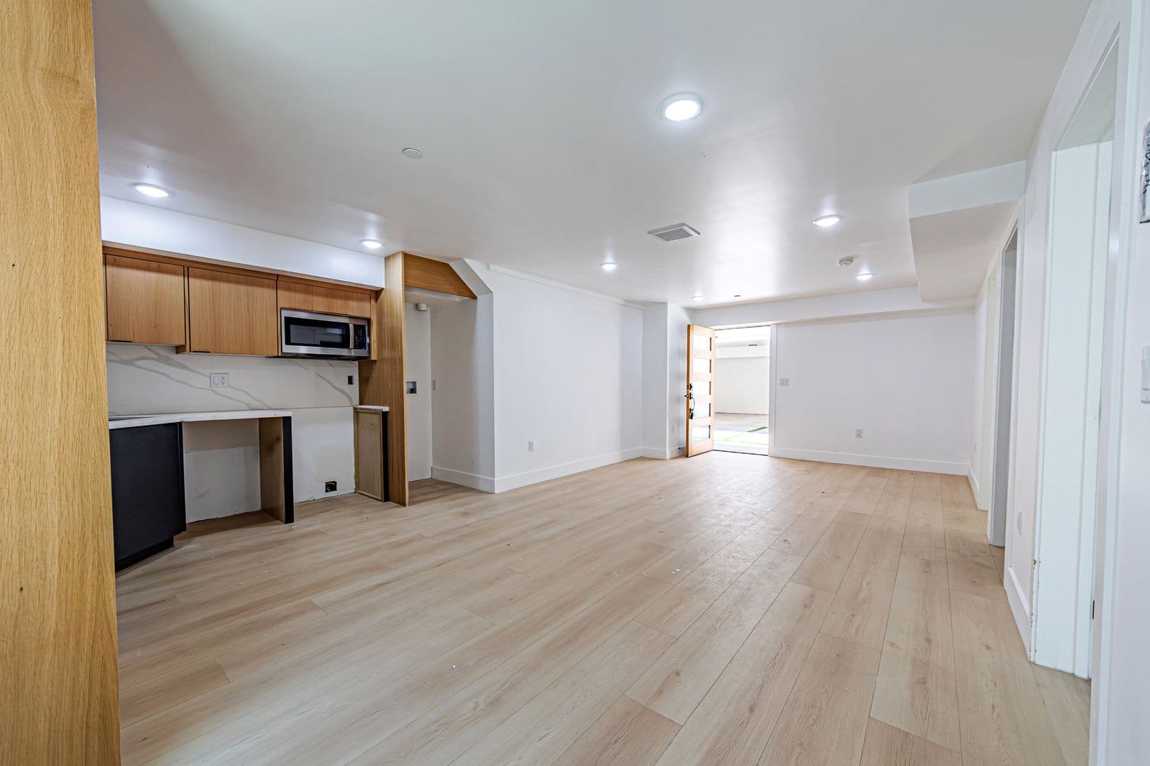 Los Angeles Apartment: 1557 S Ogden Dr