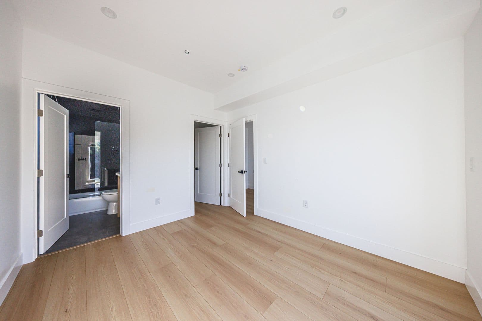 Los Angeles Apartment: 3442 West Blvd