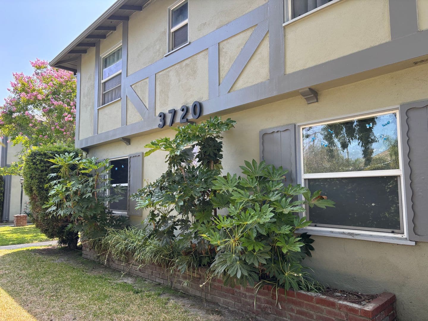 Burbank Apartment: 3718 W Chandler Blvd