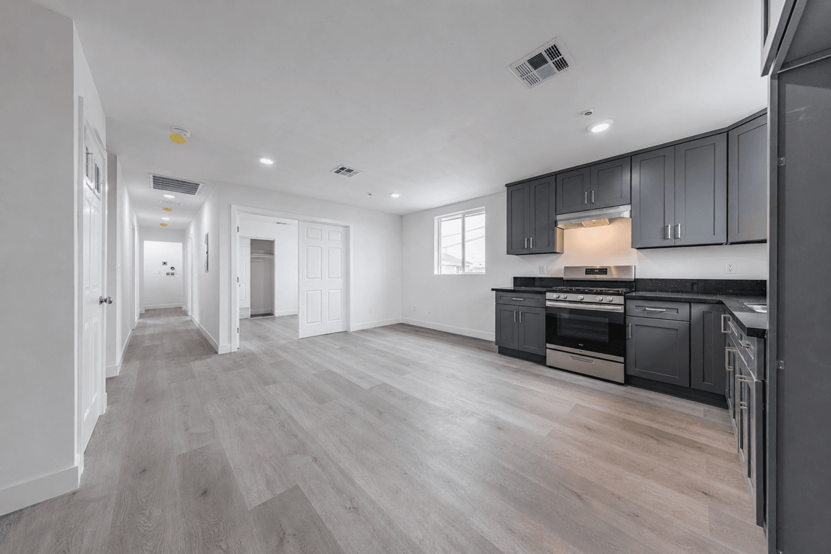 Los Angeles Apartment: 1617 W 55th St
