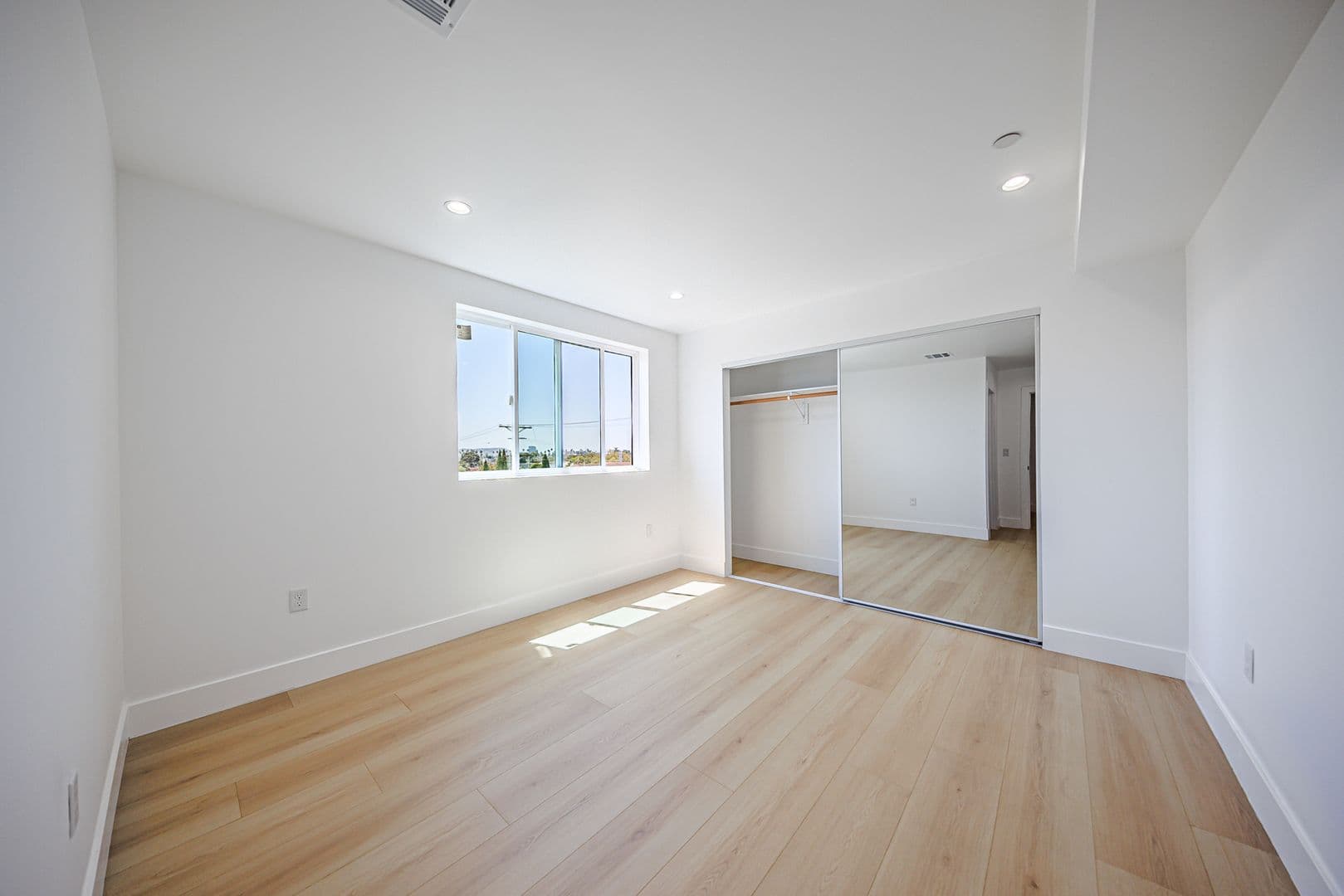 Los Angeles Apartment: 1259 S. Longwood Ave