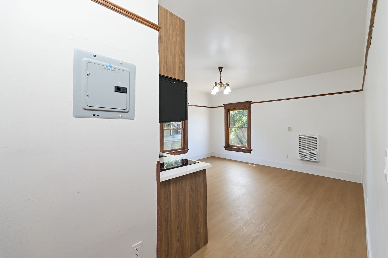 Los Angeles Apartment: 2703 Raymond Ave