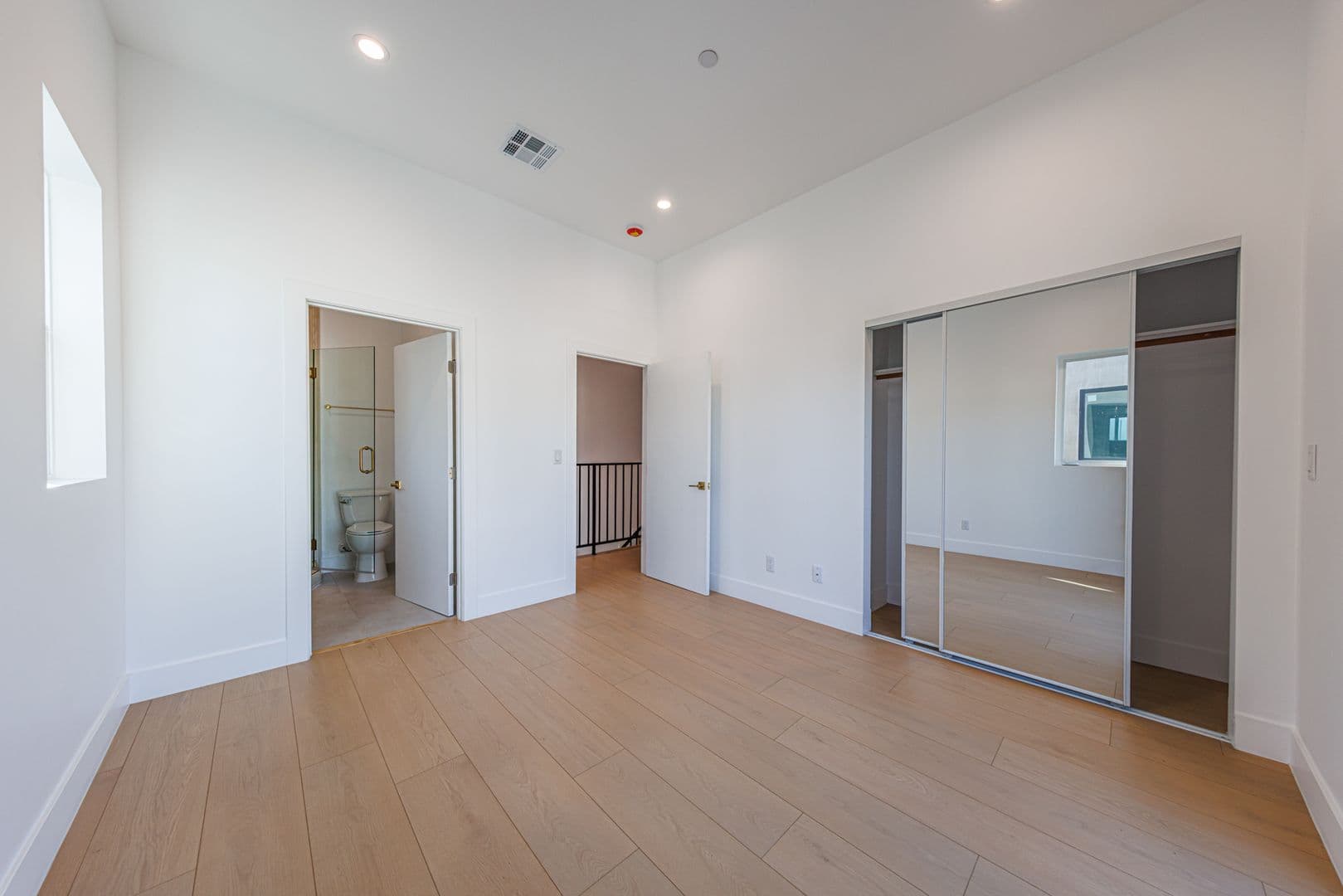 Sherman Oaks Apartment: 5931 Woodman Ave