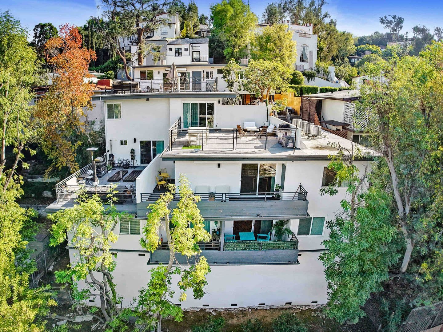Los Angeles Apartment: 3305 Primera Ave