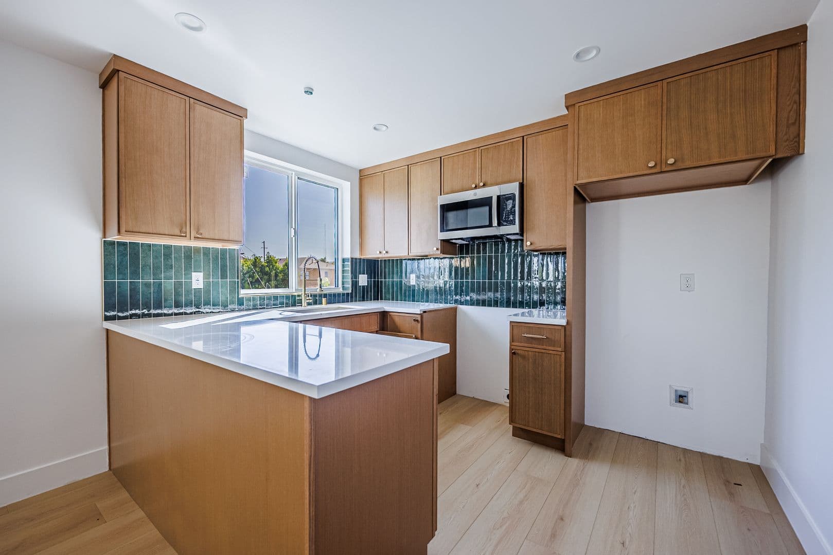 Los Angeles Apartment: 3442 West Blvd
