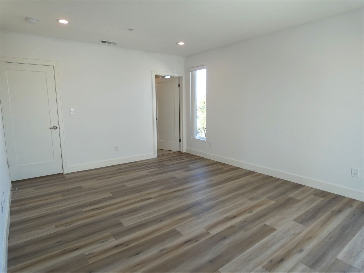 Los Angeles Apartment: 2042 S Burnside Ave