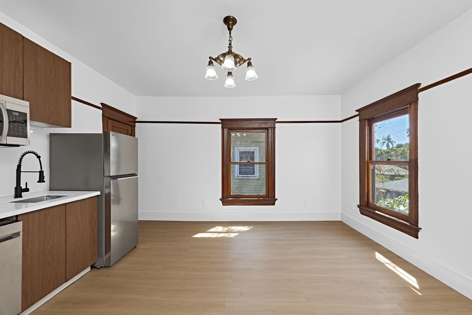Los Angeles Apartment: 2703 Raymond Ave