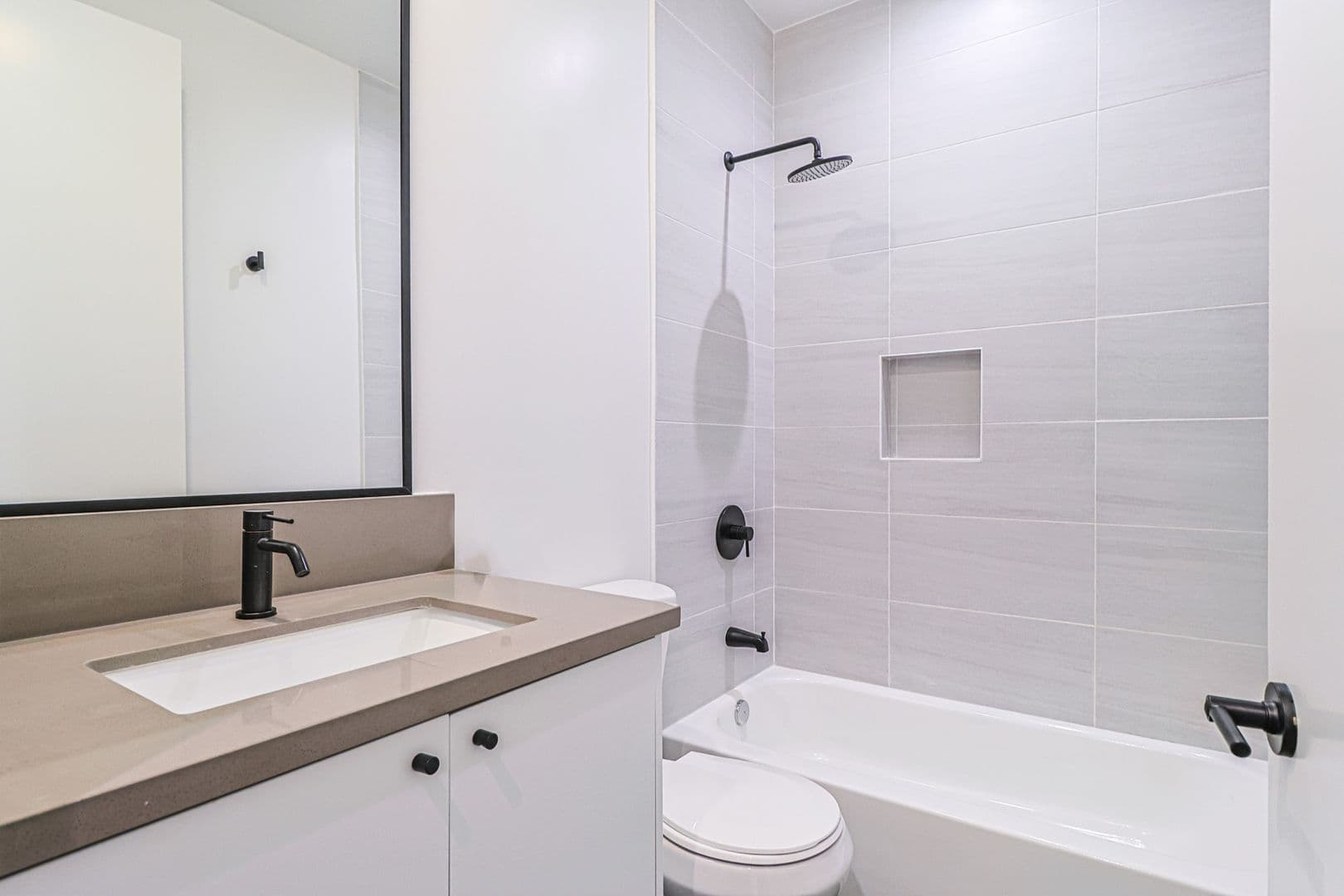 Los Angeles Apartment: 161 S Hoover St