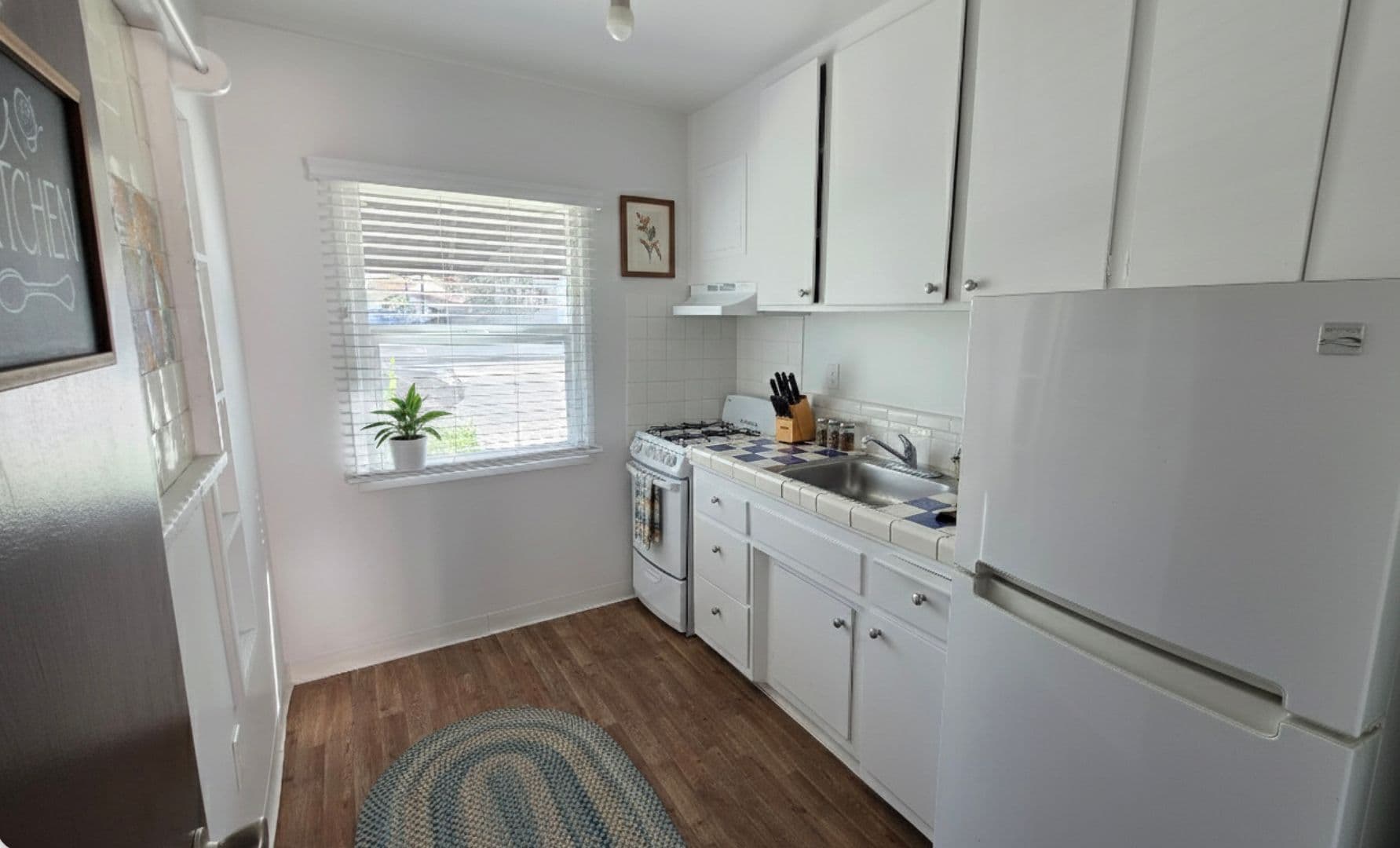 Burbank Apartment: 2023 W Olive Ave