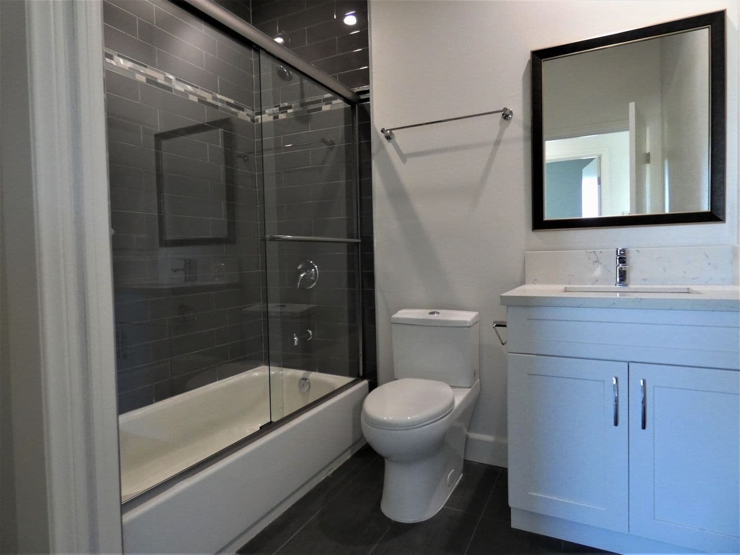 Los Angeles Apartment: 1628 S La Brea Ave