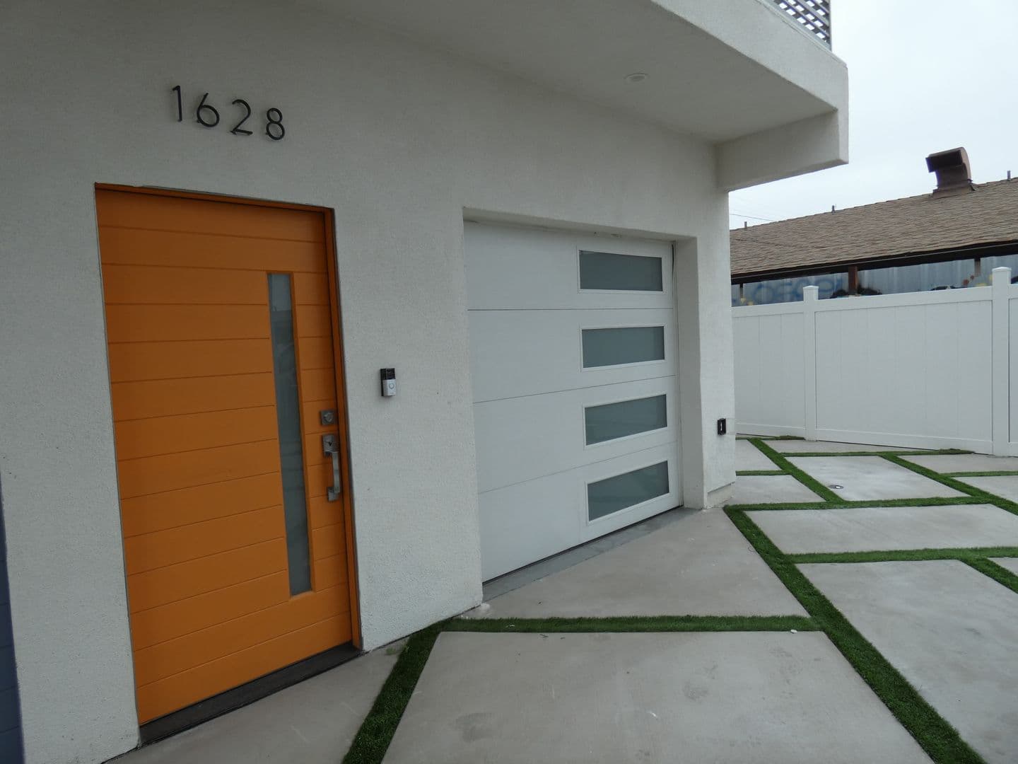 Los Angeles Apartment: 1628 S La Brea Ave