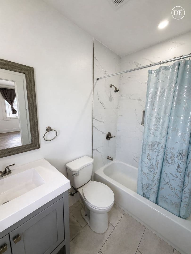 Los Angeles Apartment: 1112 Browning Blvd