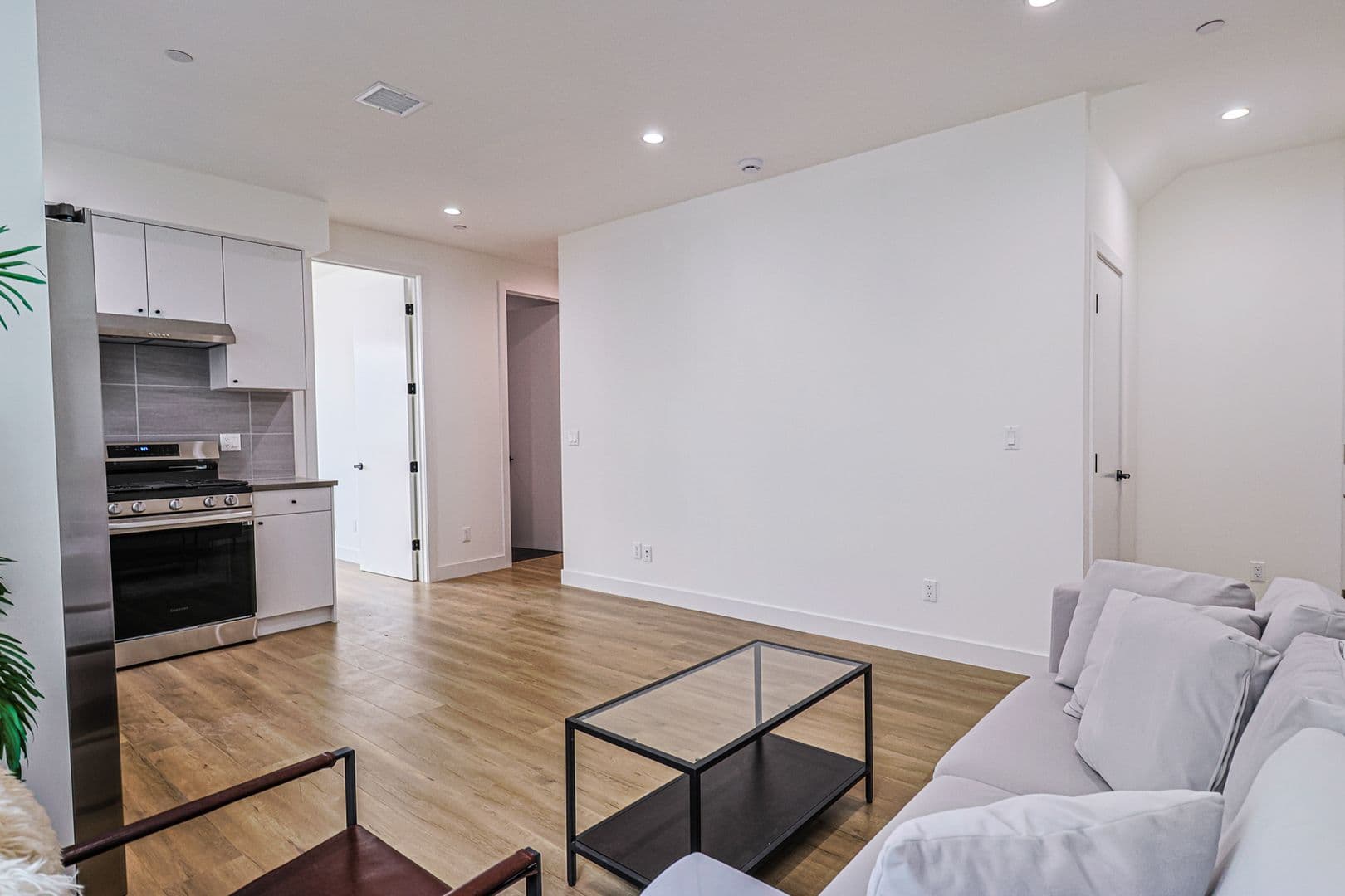 Los Angeles Apartment: 161 S Hoover St