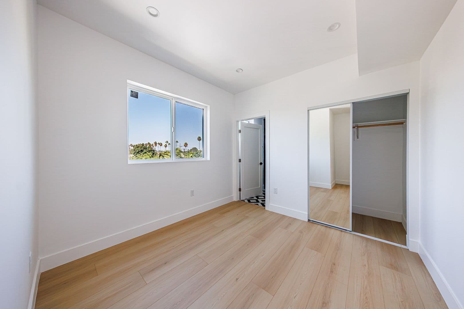 Los Angeles Apartment: 3442 West Blvd