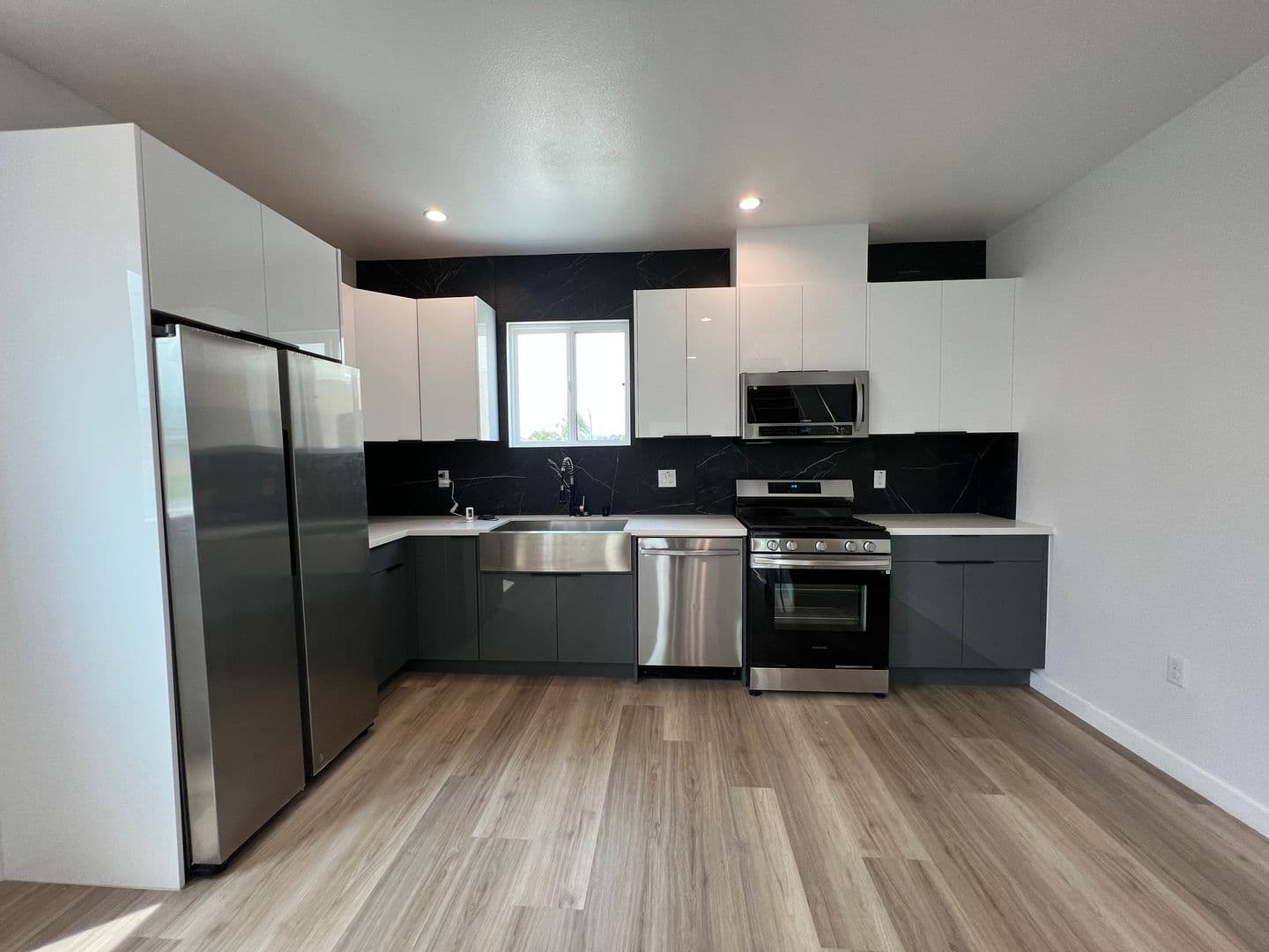 Los Angeles Apartment: 5526 Blackwelder St