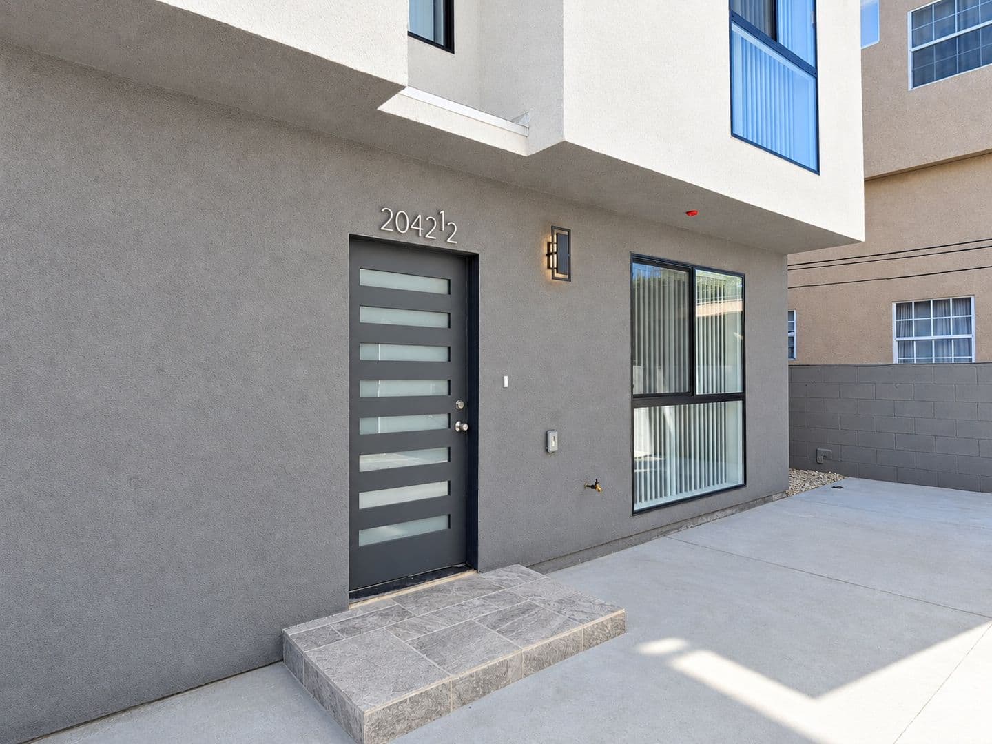 Los Angeles Apartment: 2042 S Burnside Ave