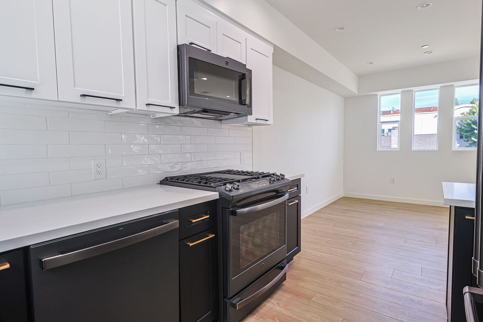 Los Angeles Apartment: 1227 N June St
