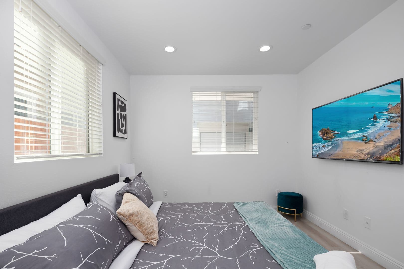 Los Angeles Apartment: 4157 S Normandie Ave