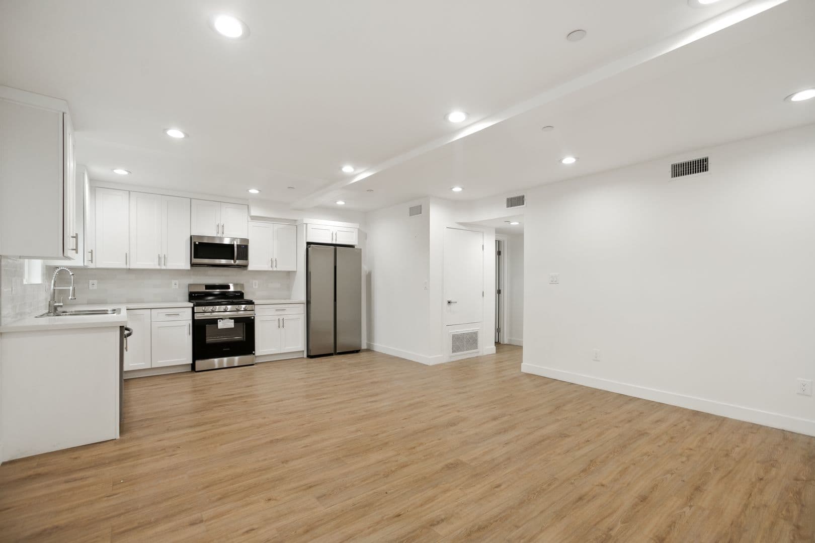 Los Angeles Apartment: 443 N Heliotrope Dr