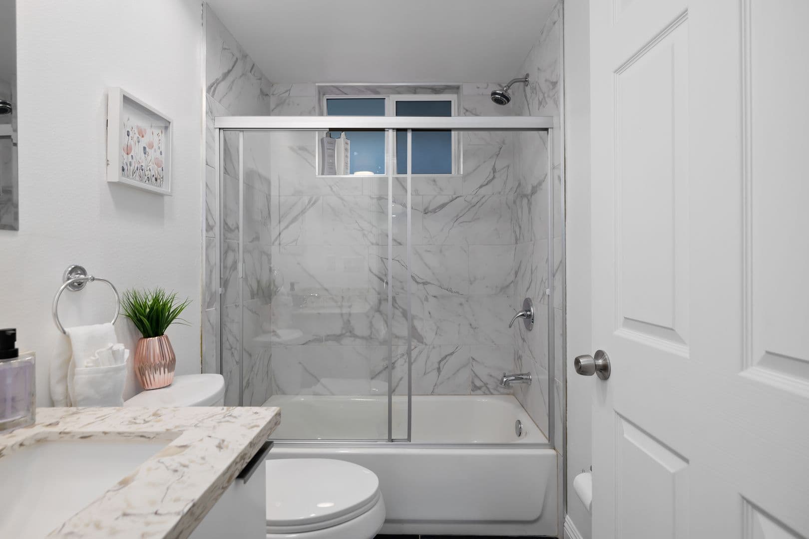 Los Angeles Apartment: 4157 S Normandie Ave
