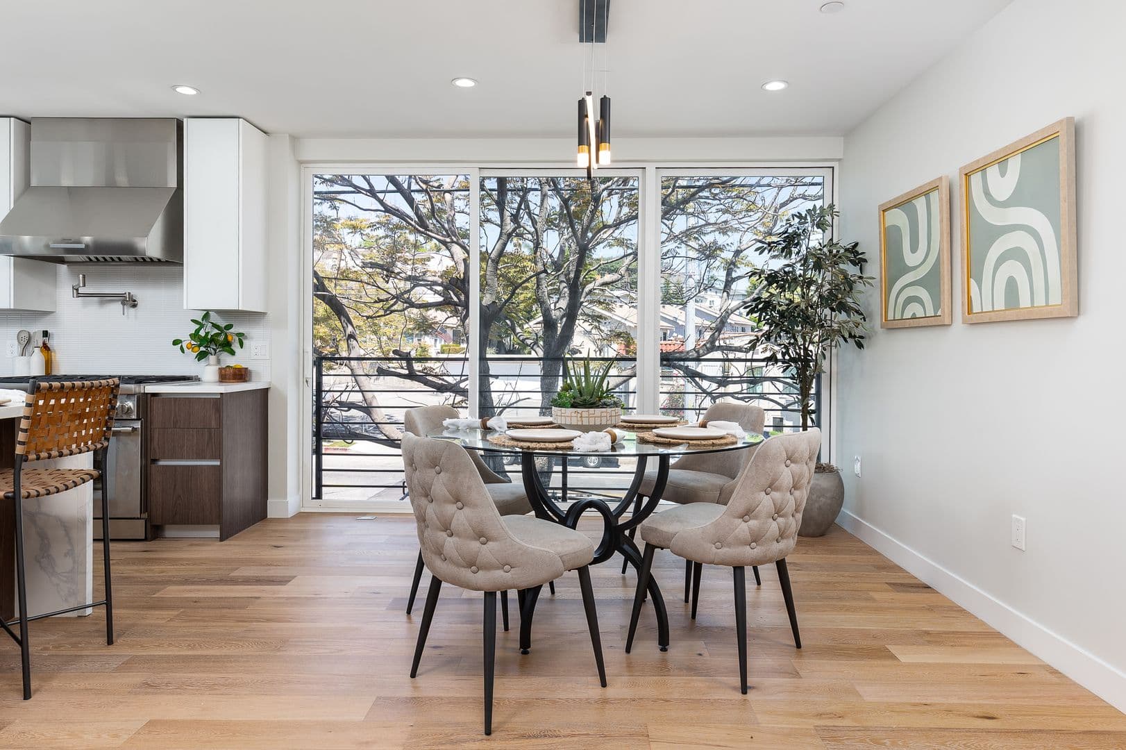 Los Angeles Apartment: 2820 Rowena Ave