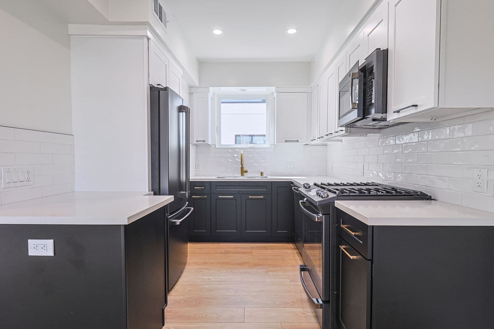 Los Angeles Apartment: 1227 N June St