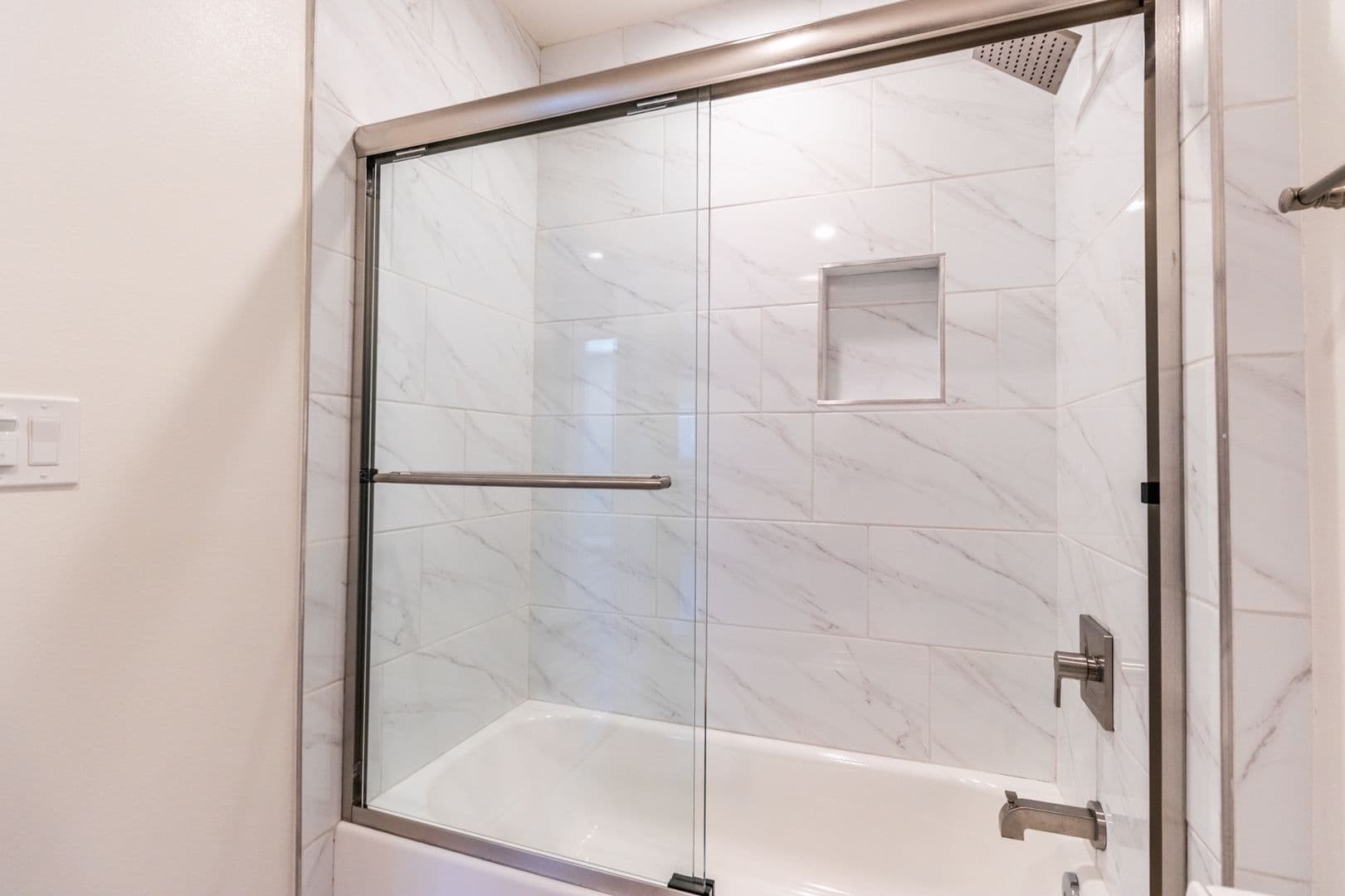 Los Angeles Apartment: 1737 S Longwood Ave