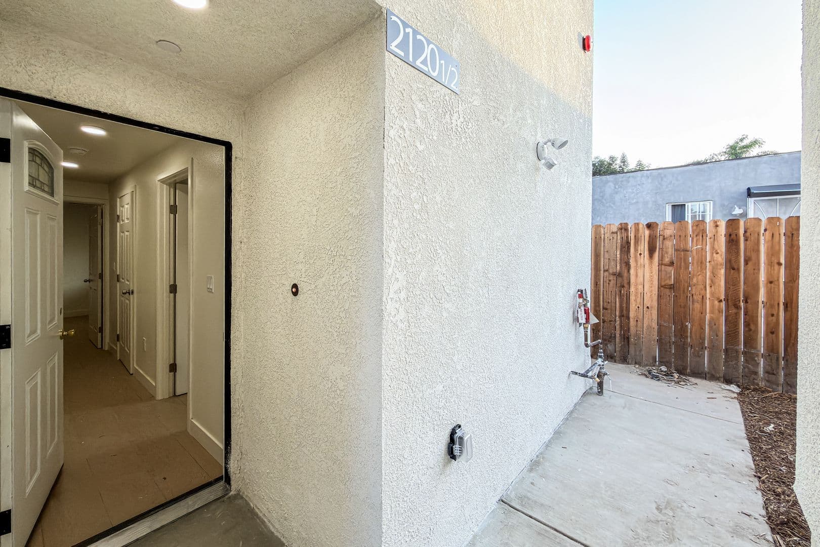 Los Angeles Apartment: 2118 E 92nd St