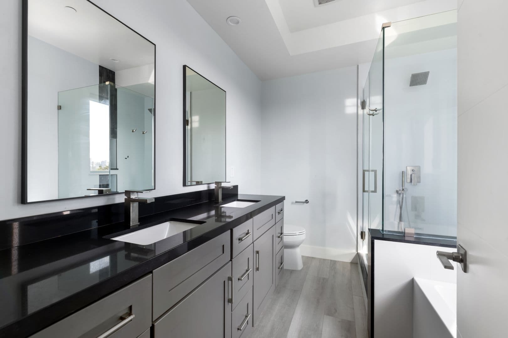 Los Angeles Apartment: 4815 Elmwood Ave
