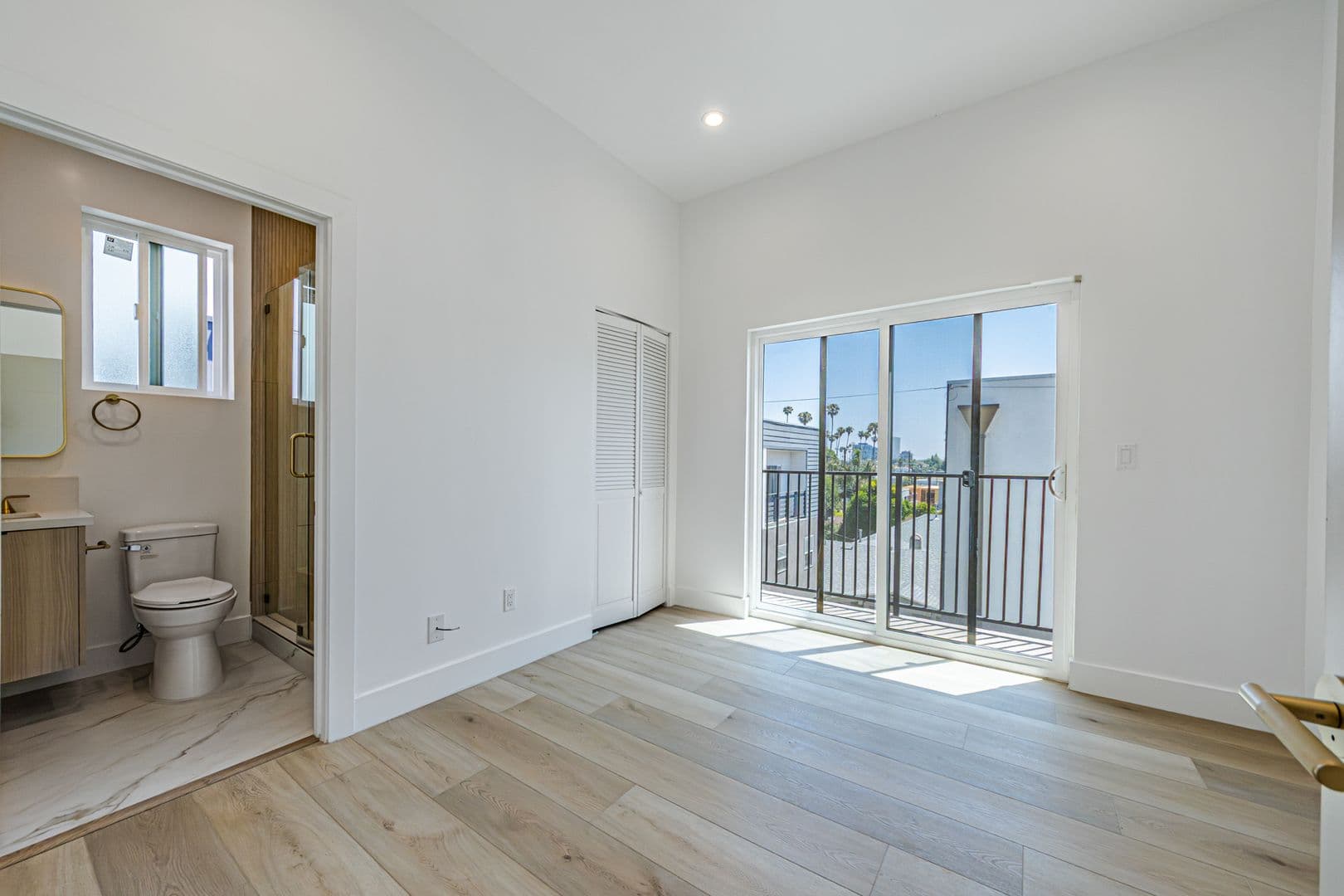 Los Angeles Apartment: 240 N Dillon St