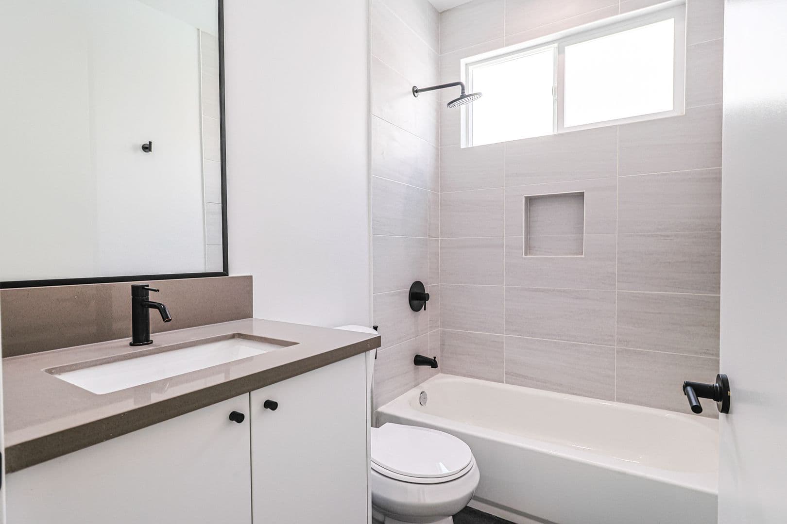 Los Angeles Apartment: 161 S Hoover St