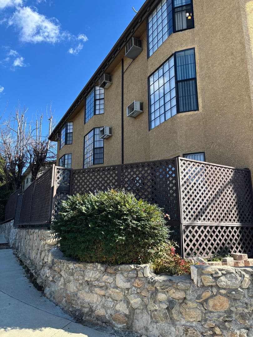 Tujunga Apartment: 10256 McClemont Ave